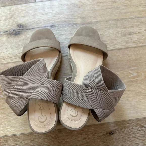 C Comfort Women's Neutral Tan/ Tauge Slip-On with Ankle Strap Wedges Size 8M GUC - Picture 3 of 9